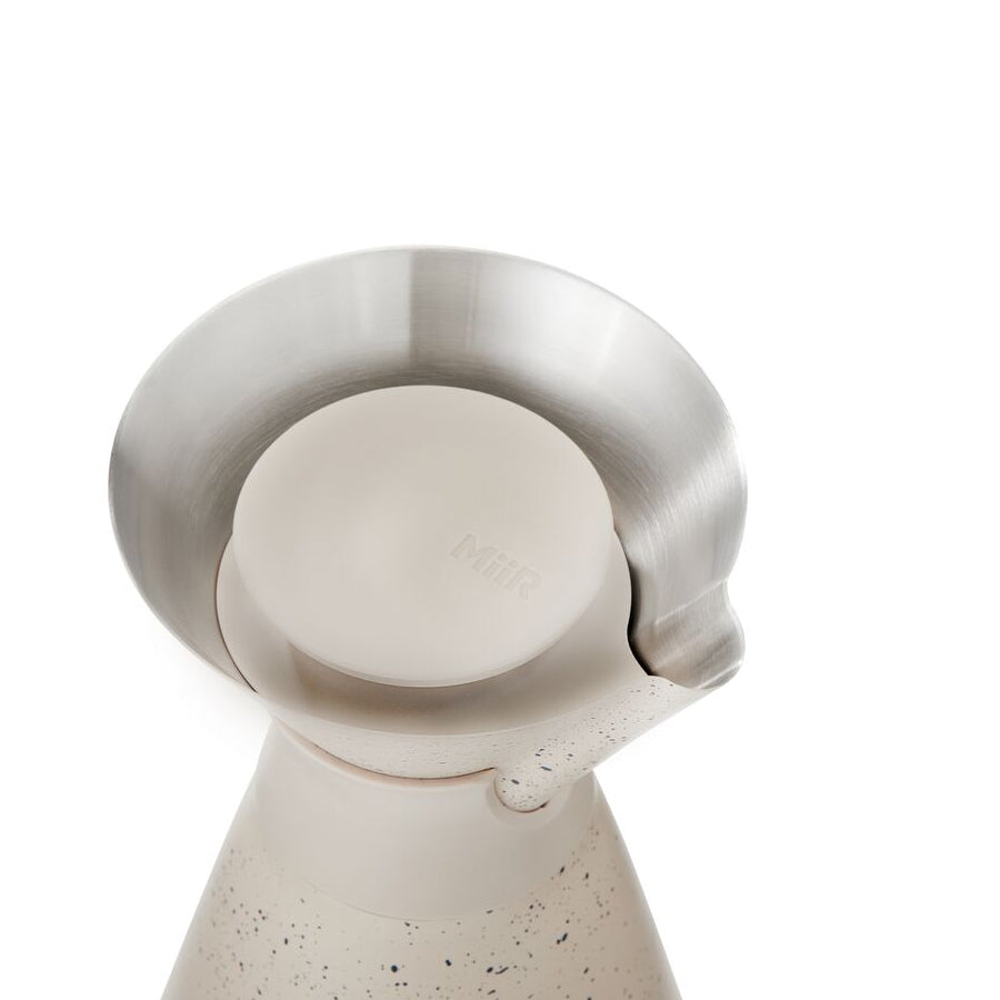 new-standard-carafe-x0 WebPDP-33oz_New_Standard_Carafe_Desert_Tan_Speckle_Studio__CAR1SVOS224_45_Lid_On.jpg